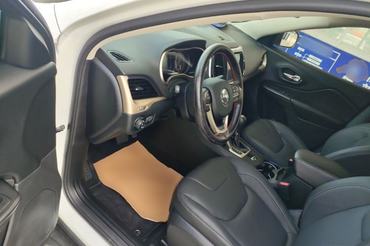 Used Jeep Cherokee 2016 2.4L Leading Edition Driver Seat