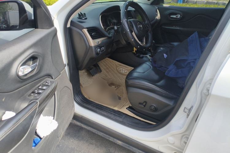 Used Jeep Cherokee 2016 2.4L Professional Smart Version Driver Seat