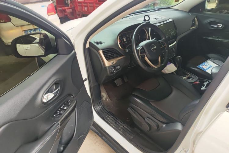 Used Jeep Cherokee 2016 2.0L Leading Edition Driver Seat
