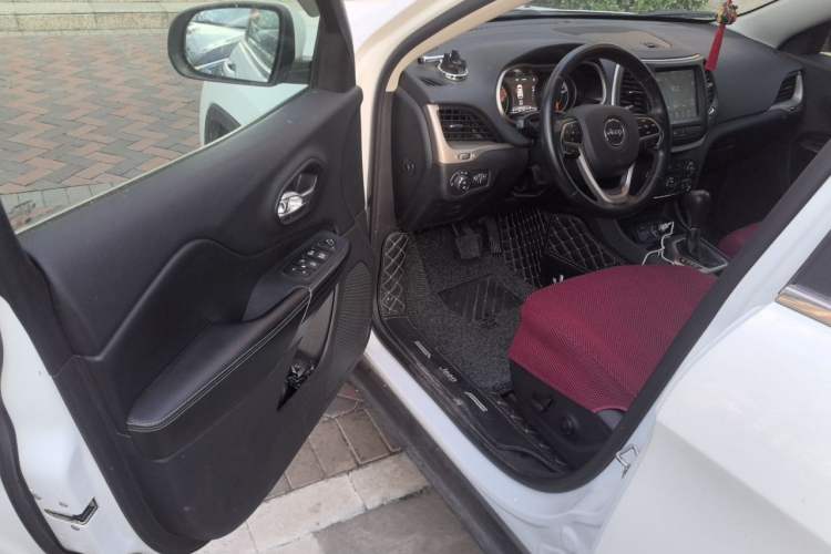 Used Jeep Cherokee 2016 2.0L Superior Edition Driver Seat