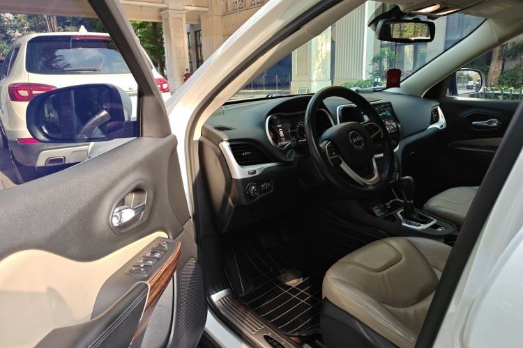 Used Jeep Cherokee 2016 2.0L Superior Edition Driver Seat