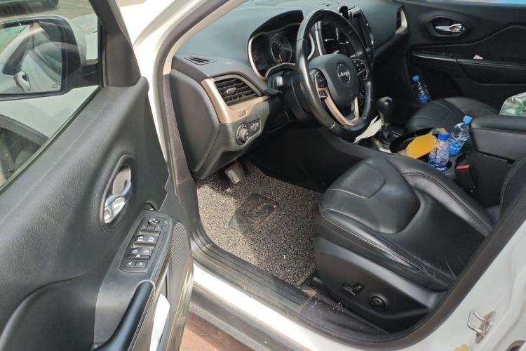 Used Jeep Cherokee 2016 2.0L Superior Edition Driver Seat