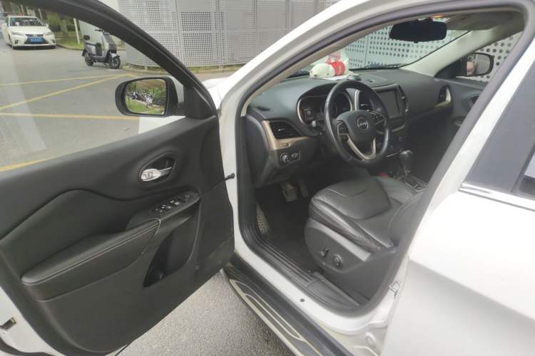 Used Jeep Cherokee 2016 2.0L Superior Edition Driver Seat
