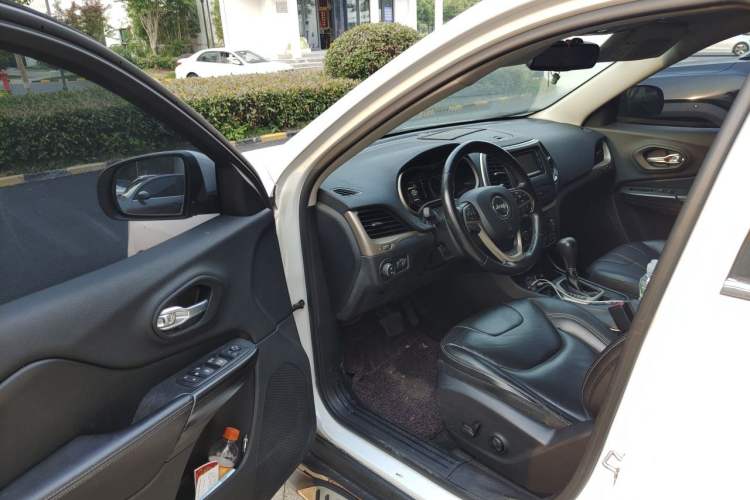 Used Jeep Cherokee 2016 2.4L Leading Edition Driver Seat