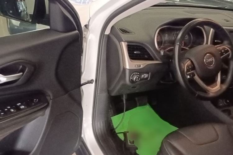 Used Jeep Cherokee 2016 2.0L Superior Edition Driver Seat