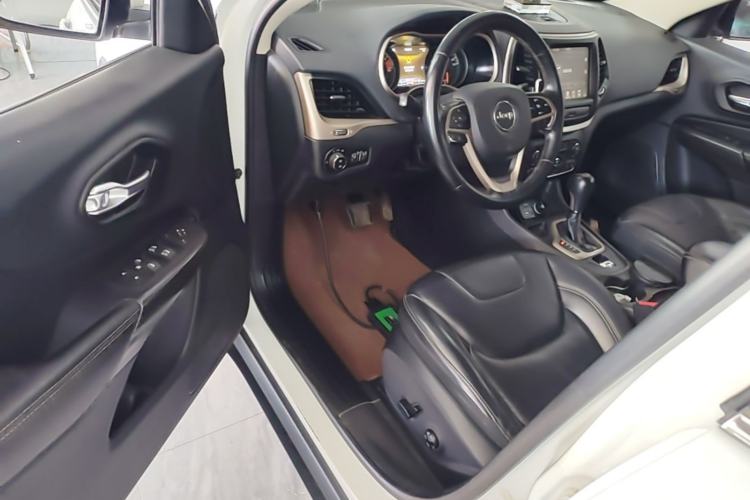Used Jeep Cherokee 2016 2.0L Superior Edition Driver Seat