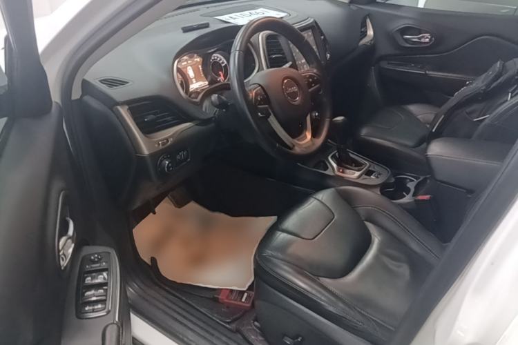 Used Jeep Cherokee 2016 2.0L Superior Edition Driver Seat