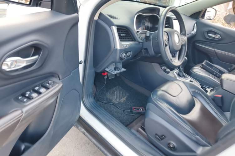 Used Jeep Cherokee 2016 2.4L Professional Smart Version Driver Seat