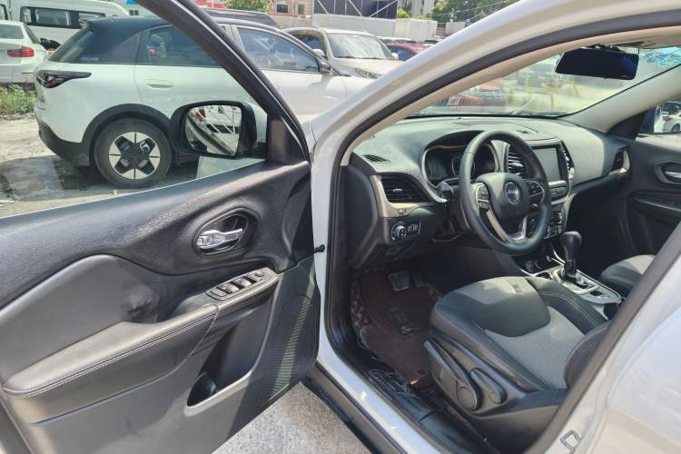 Used Jeep Cherokee 2016 2.0L Smart Version Driver Seat