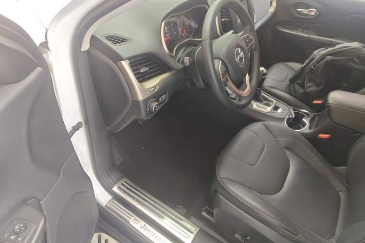 Used Jeep Cherokee 2016 2.4L Leading Edition Driver Seat
