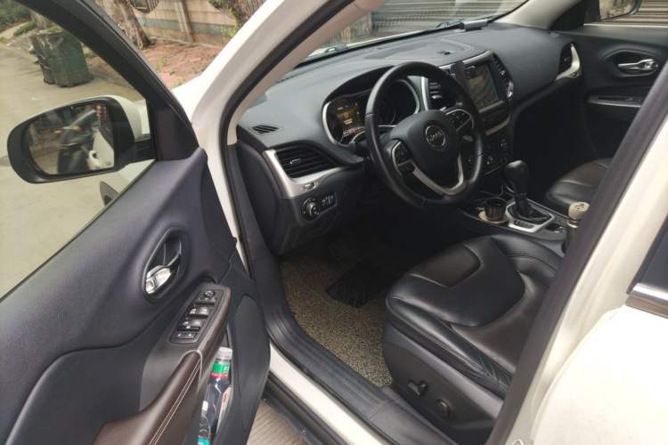 Used Jeep Cherokee 2016 2.4L Professional Smart Version Driver Seat