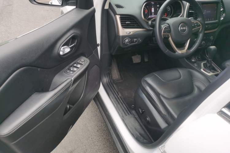 Used Jeep Cherokee 2016 2.4L Superior Edition Driver Seat