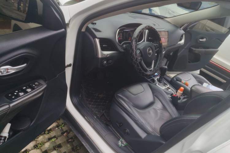Used Jeep Cherokee 2016 2.4L Leading Edition Driver Seat