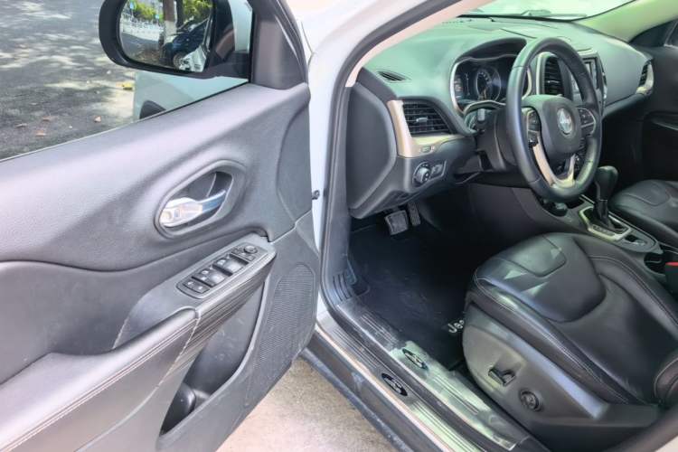 Used Jeep Cherokee 2016 2.4L Professional Edition Driver Seat