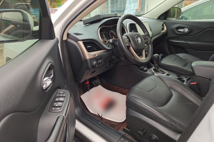 Used Jeep Cherokee 2016 2.4L Professional Edition Driver Seat