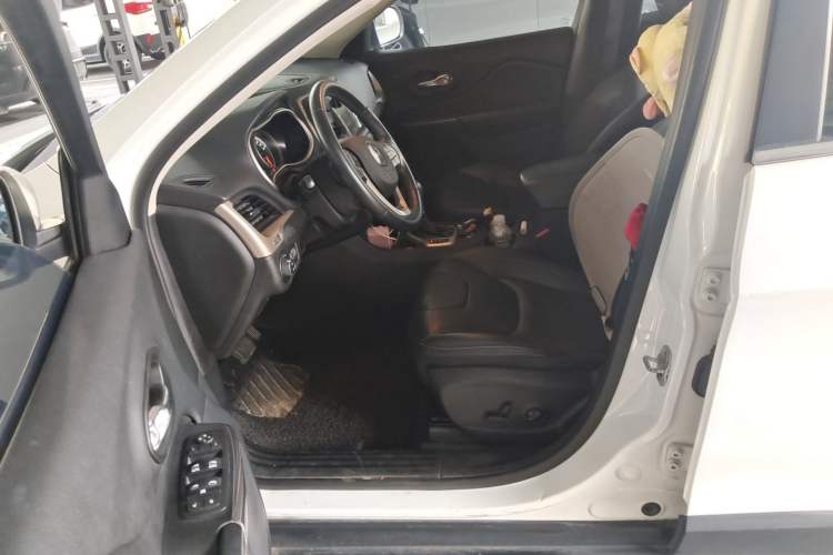 Used Jeep Cherokee 2016 2.0L Superior Edition Driver Seat