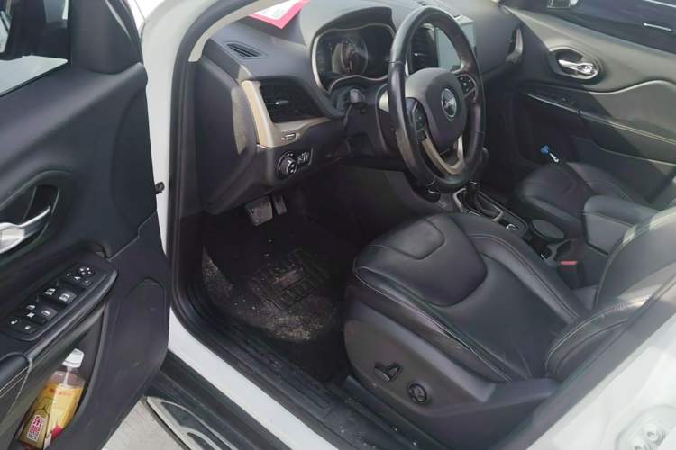 Used Jeep Cherokee 2016 2.4L Professional Edition Driver Seat