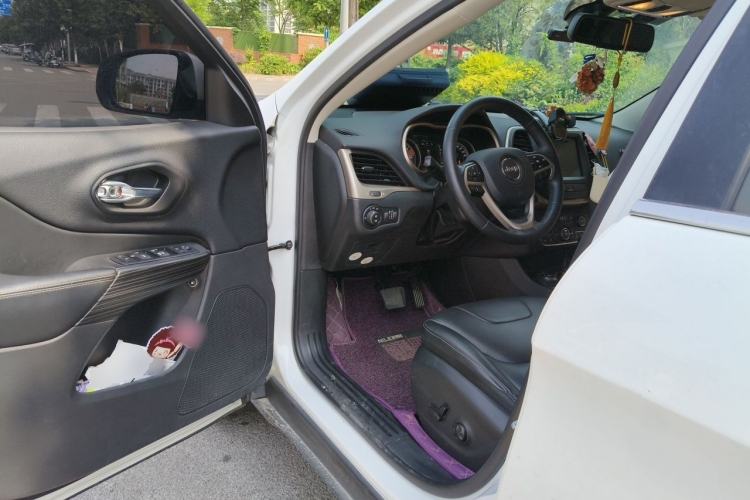 Used Jeep Cherokee 2016 2.4L Professional Edition Driver Seat