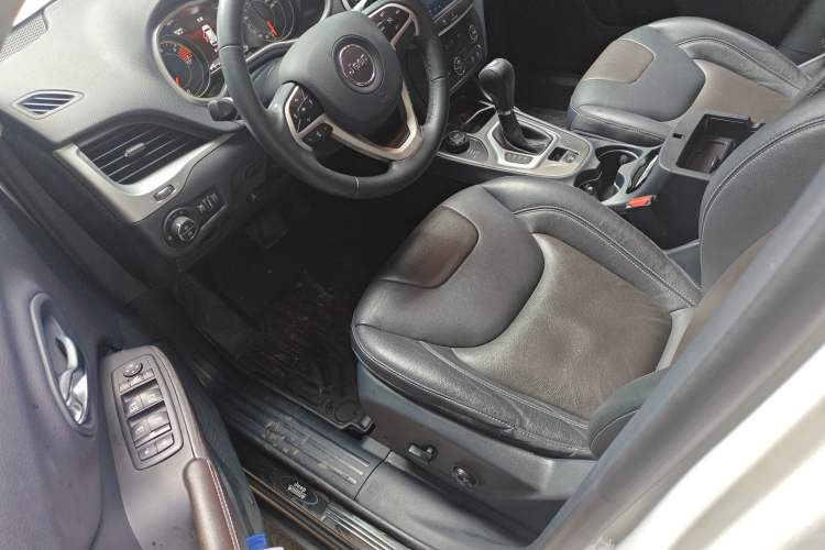 Used Jeep Cherokee 2016 2.4L Professional Smart Version Driver Seat