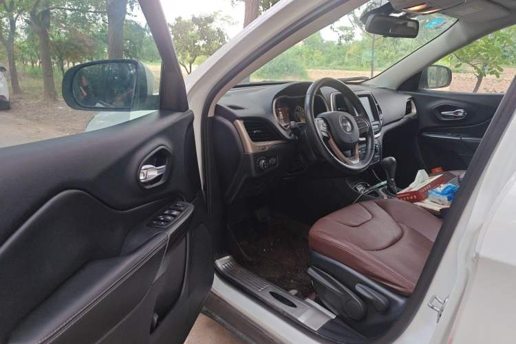 Used Jeep Cherokee 2016 2.0L Smart Version Driver Seat