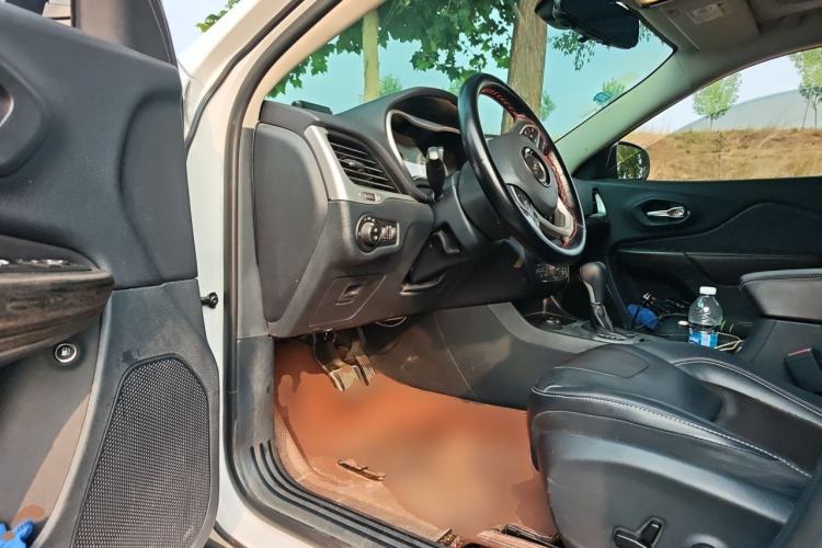 Used Jeep Cherokee 2016 2.4L Professional Edition Driver Seat