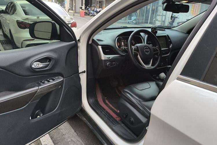 Used Jeep Cherokee 2016 2.4L Superior Edition Driver Seat