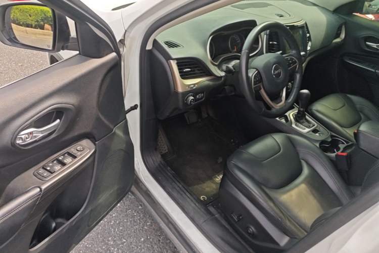 Used Jeep Cherokee 2016 2.0L Superior Edition Driver Seat