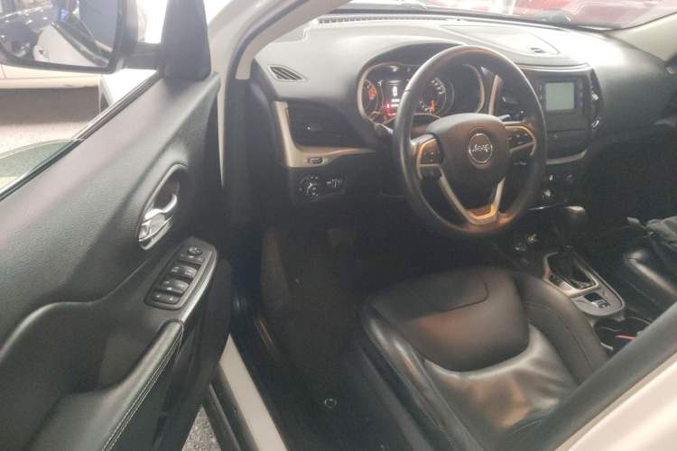 Used Jeep Cherokee 2016 2.4L Professional Edition Driver Seat