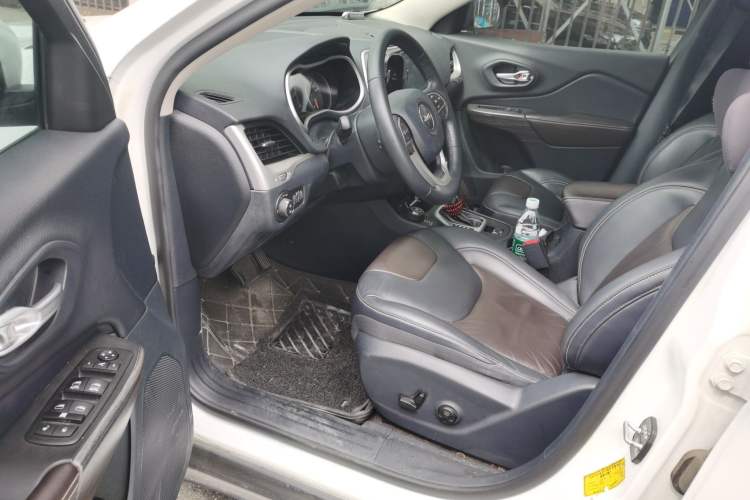 Used Jeep Cherokee 2016 2.4L Professional Edition Driver Seat