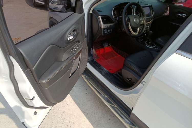 Used Jeep Cherokee 2016 2.0L Superior Edition Driver Seat