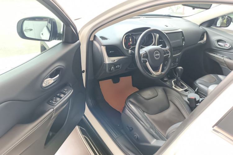 Used Jeep Cherokee 2016 2.4L Professional Edition Driver Seat