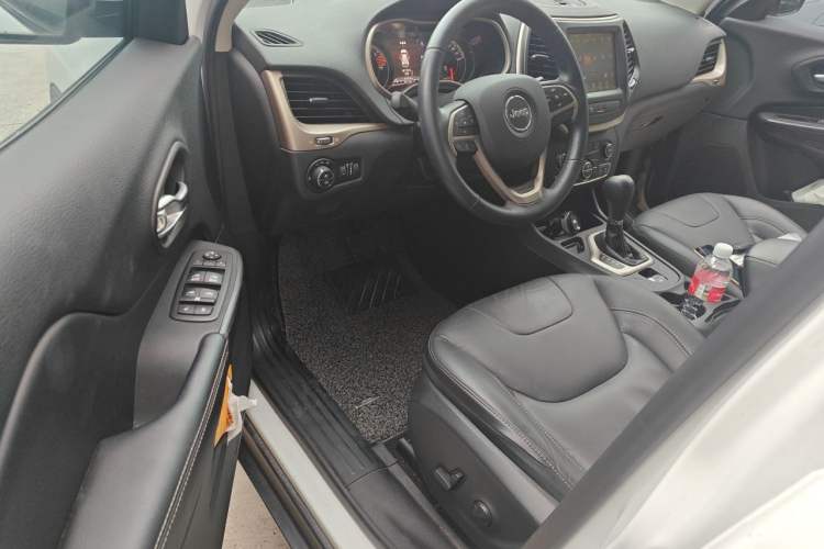 Used Jeep Cherokee 2016 2.0L Superior Edition Driver Seat