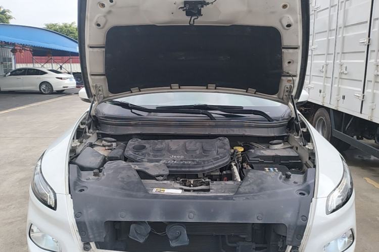 Used Jeep Cherokee 2016 2.0L Superior Edition Engine Bay