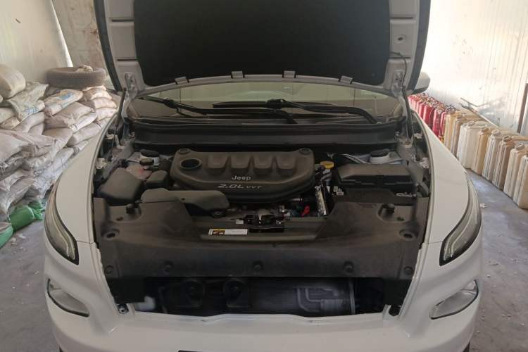 Used Jeep Cherokee 2016 2.0L Superior Edition Engine Bay