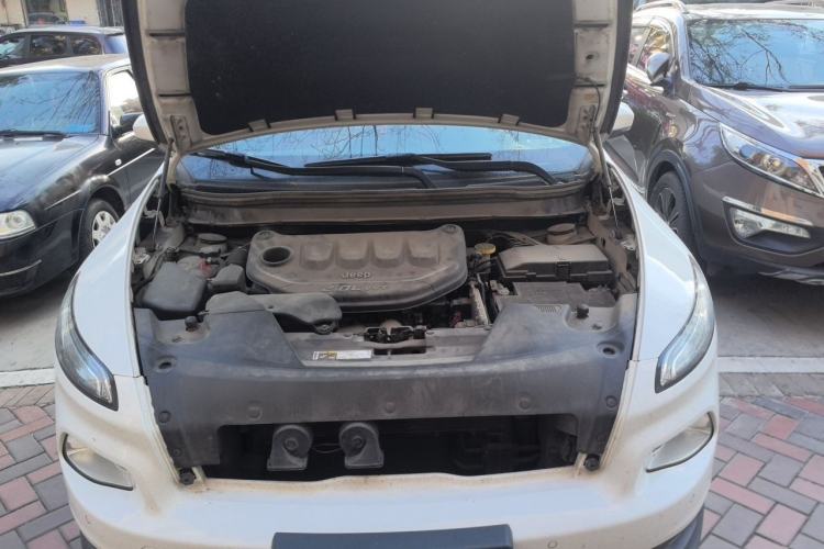 Used Jeep Cherokee 2016 2.0L Superior Edition Engine Bay