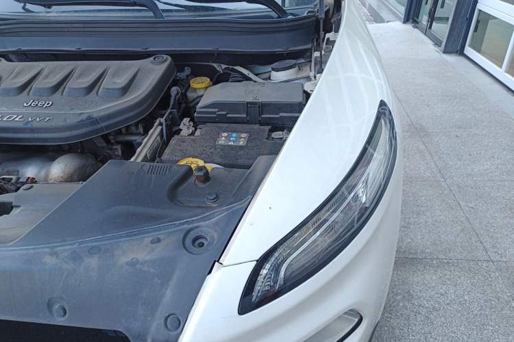 Used Jeep Cherokee 2016 2.0L Superior Edition Engine Bay Left