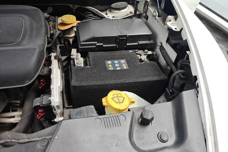 Used Jeep Cherokee 2016 2.4L Leading Edition Engine Bay Left