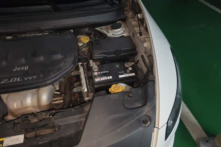 Used Jeep Cherokee 2016 2.0L Superior Edition Engine Bay Left
