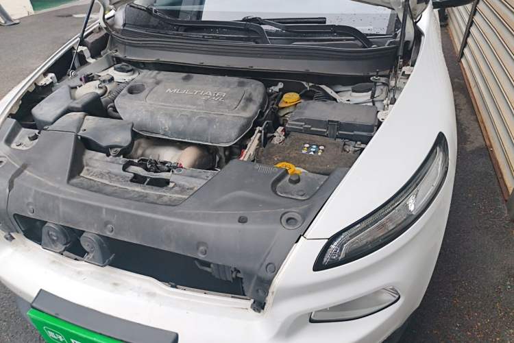 Used Jeep Cherokee 2016 2.4L Leading Edition Engine Bay Left