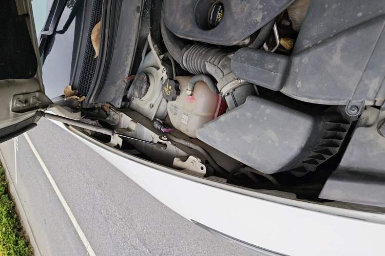 Used Jeep Cherokee 2016 2.4L Professional Edition Engine Bay Left