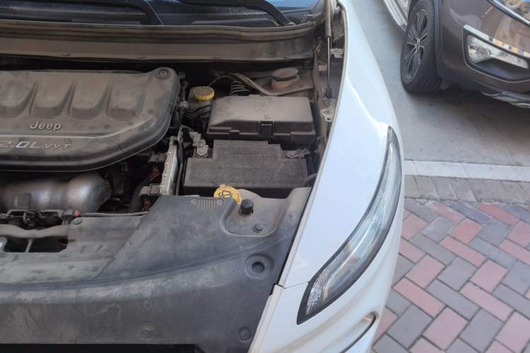 Used Jeep Cherokee 2016 2.0L Superior Edition Engine Bay Left