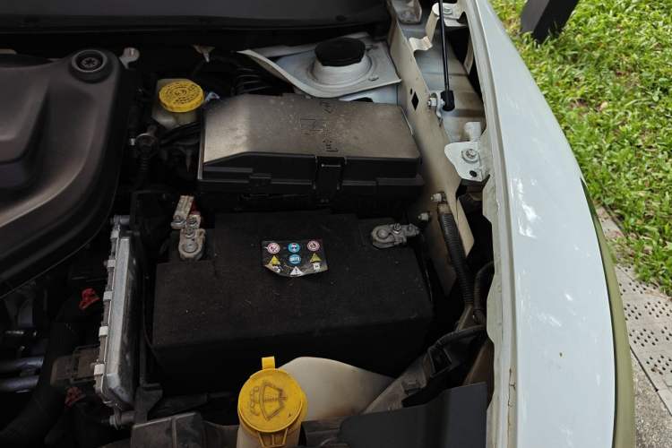 Used Jeep Cherokee 2016 2.0L Superior Edition Engine Bay Left