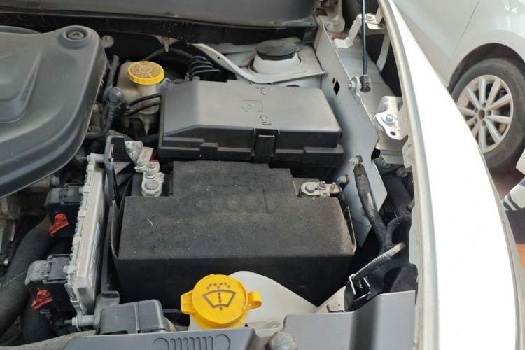 Used Jeep Cherokee 2016 2.0L Superior Edition Engine Bay Left