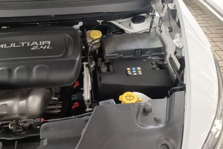 Used Jeep Cherokee 2016 2.4L Leading Edition Engine Bay Left