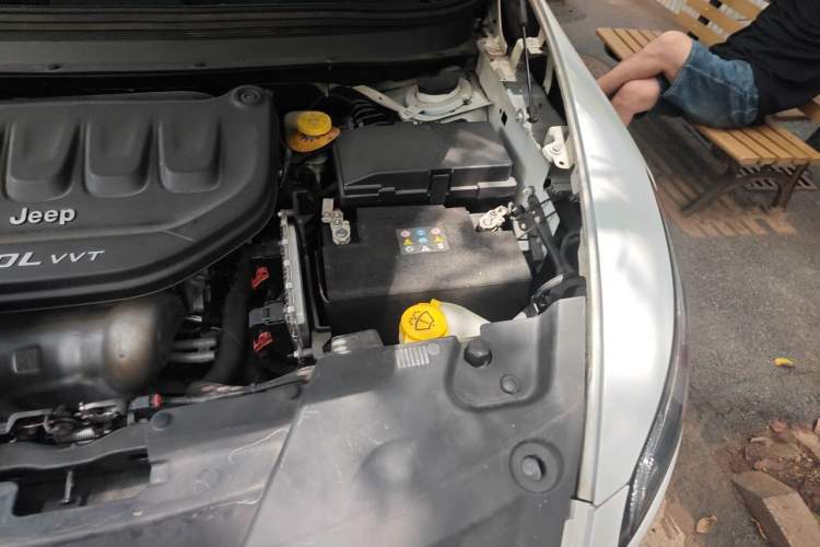 Used Jeep Cherokee 2016 2.0L Superior Edition Engine Bay Left