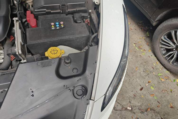 Used Jeep Cherokee 2016 2.4L Professional Smart Version Engine Bay Left