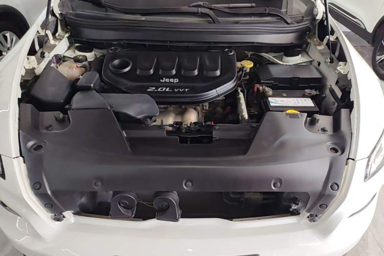 Used Jeep Cherokee 2016 2.0L Superior Edition Engine Bay