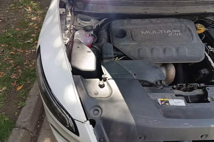 Used Jeep Cherokee 2016 2.4L Leading Edition Engine Bay Right