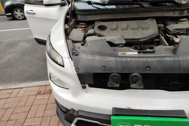 Used Jeep Cherokee 2016 2.0L Superior Edition Engine Bay Right