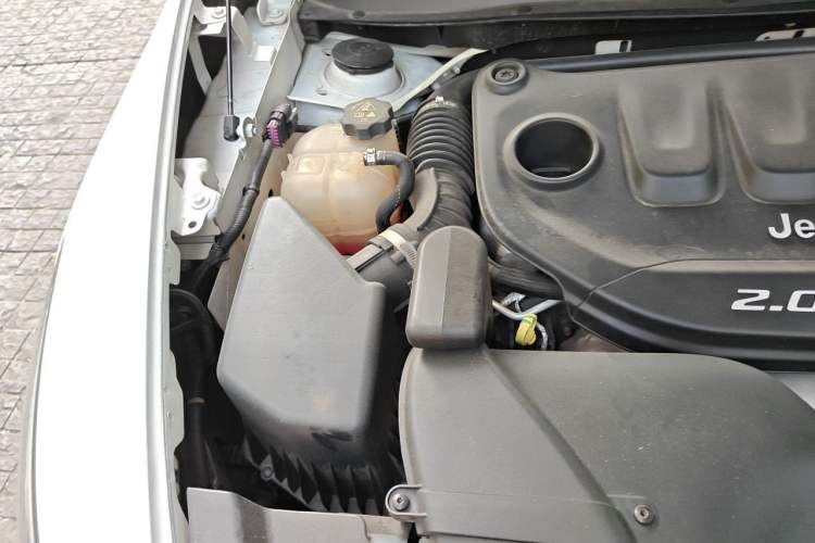 Used Jeep Cherokee 2016 2.0L Superior Edition Engine Bay Right